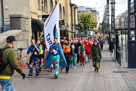 Tursajaiset on yksi Tampereen näkyvimpiä ja värikkäimpiä opiskelijatapahtumia. Tältä tursajaiskulkue näytti 7. syyskuuta 2022.