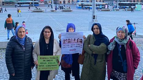 Sedigeh Hoseini, Shahgol Mozafaro, Adelah Rahimi, Marjan Noori ja Zahara Mortaza ali tulivat julisteiden kanssa ottamaan kantaa naisten heikkoon asemaan Afganoistanissa. Mozafaro on kääntynyt kristityksi muutama vuosi sitten.