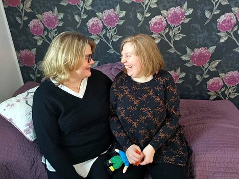 Kirsi Salminen (vas.) järkyttyi, kun hänen tyttäreltään Emmalta evättiin oikeus saada vammaispalvelulain mukaista apua vapaa-ajan toimintaan. Tällä hetkellä Emmalla ei ole avustajaa, jonka seurassa hän voisi esimerkiksi mennä ulkoilemaan.