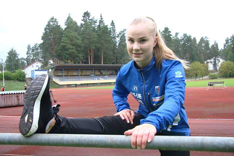 Korkeushypyssä N22-sarjan SM-pronssia ponnistanut Katri Katainen vaihtoi muut lajit yleisurheiluun muutamia vuosia sitten. Kalevan kisoissa Katainen ei saavuttanut finaalipaikkaa. Katainen kuvattiin 18. elokuuta 2021.