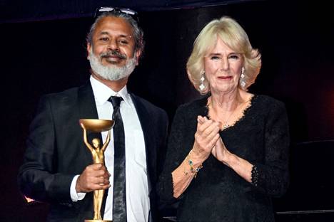 Srilankalainen kirjailija Shehan Karunatilaka ja kuningas Charlesin kuningatarpuoliso Camilla Booker-palkinnon jakotilaisuudessa Lontoossa 17. lokakuuta. 