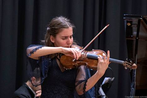 Diana Adamyan laittoi viulunsa laulamaan Tampere Filharmonian solistina.