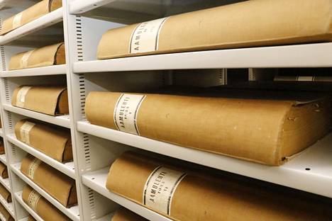 Metson lehtivarastossa on esimerkiksi nidottuina Aamulehden vuosikertoja vuosikymmenten takaa. Osa lehdistä on niin hauraita, että niitä annetaan luettavaksi vain harkitusti.