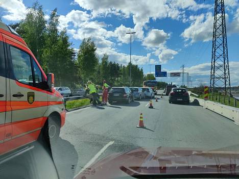 Tampereen rantaväylällä lähellä Vaitinaron liittymää sattui neljän auton peräänajo keskiviikkona iltapäivällä. Onnettomuus ruuhkautti pahasti koko rantaväylän liikennettä.