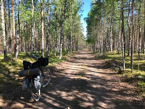 Taiteilija Outileena Uotila matkasi kesällä polkupyörällä vanhaa postireittiä pitkin. Kuva on Kyrönkankaan kesätieltä.