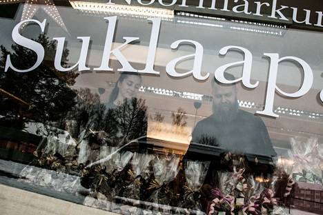 Moni on käynyt kurkkimassa ikkunan takana, kun Ida ja Asko Alajärvi ovat valmistelleet uutta liikettään Noormarkun Museotiellä. Valmista on määrä olla torstaina, kun Noormarkun suklaapaja avautuu ensi kertaa.