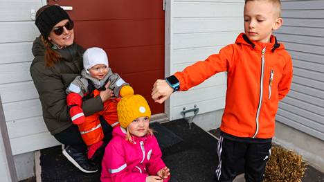 7-vuotias Eero Lukkonen (oik.) esittelee kellopuhelintaan. Pienemmät sisarukset Sara, 4, ja Aapo, 1, voivat saada isoveljen kellon aikanaan käyttöön. Äiti Riina Ahonen pitää kellopuhelinta älypuhelinta turvallisempana vaihtoehtona.