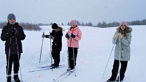 Kuudesluokkalaiset, (vas.) Josefiina Kotomaa, Friida Rajamäki, Roosa Rajamäki ja Milja Tähkänen pienellä lepohetkellä ennen seuraavaa starttia ladulle.