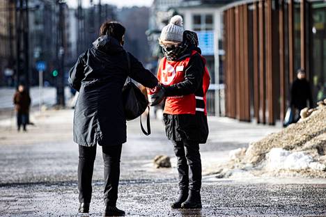 ”Katastrofirahastoon lahjoitetuilla varoilla voidaan apu kohdentaa nopeasti ja oikein”, sanoo Tampereen osaston toiminnanjohtaja Marjo Majlund. SPR:n lipaskerääjä Hanna Myllykangas kuvattiin 2. maaliskuuta 2022 Tampereella.