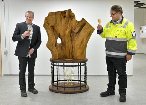 Robert Lappalainen ja Metsä Groupin pääjohtaja Ilkka Hämälä paljastivat taideteoksen sahalla. "Ihan kaikkea kunniaa en tästä ota, luonto on tehnyt osansa", sanoi Lappalainen. 