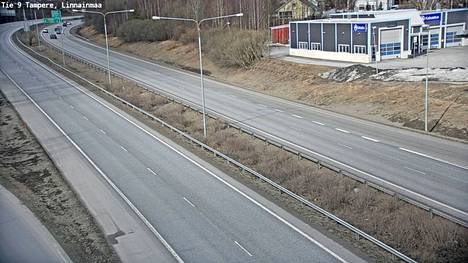 Tampereen Linnainmaalla tiellä 9 oli sunnuntaina iltapäivällä hiljaista. Kuvakaappaus otettu kelikamerasta kello 16.24 Jyväskylän suuntaan.