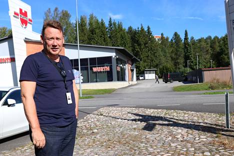 Kimmo Ahosta otettiin valokuva Rannikkoseudun arkistoon, kun hän saapui toimitukseen kertomaan ajatuksiaan Nesteen Naantalin öljynjalostamon alasajosta.