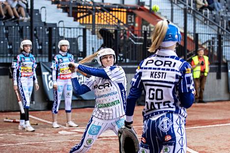 Emilia Mattila nousi Lännen joukkueen ykköstykiksi mailan varressa.
