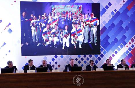 Marraskuun lopulla Venäjän OK:n puheenjohtaja Stanislav Pozdnyakov (keskellä) esitelmöi tilaisuudessa, jossa urheilijat, valmentajat ja urheilujohtajat olivat kokoontuneet puhumaan Tokion kisoihin valmistautumisesta.