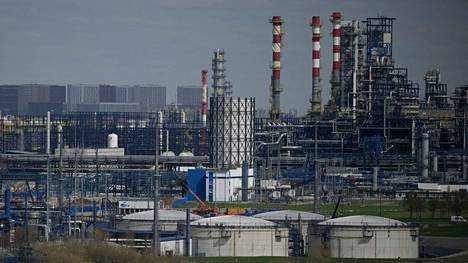 Venäjän valtiollisen öljy-yhtiön Gazprom Neftin jalostamo Moskovassa 28. huhtikuuta.