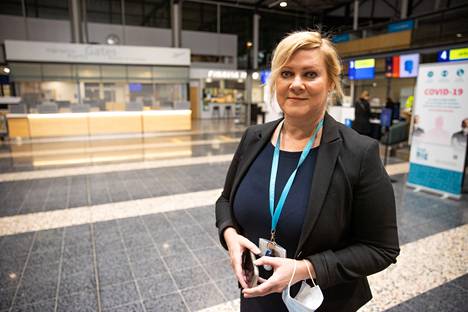 Tampere-Pirkkalan lentoaseman johtaja Mari Nurminen sanoo, että kentän matkustajamäärien kasvua selittävät paljolti lentoyhtiö Air Balticin uudet suorat lentoyhteydet Pirkkalasta maailmalle. Nurminen kuvattiin lokakuussa 2021.