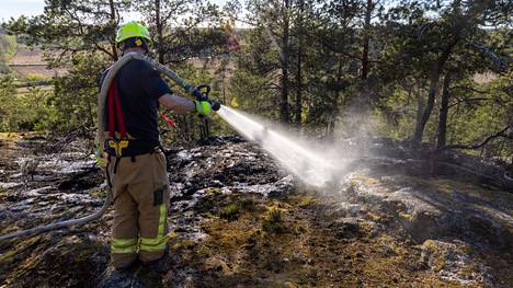 Palokunta sammutti maastopaloa keskiviikkona Rauman Uotilassa Siilotien lähistöllä. Perjantaina paloi samassa paikassa.