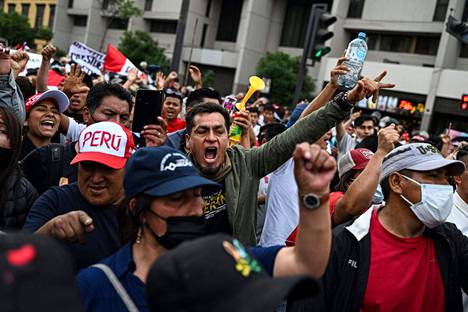 Mielenosoittajat ovat vaatineet uusia vaaleja sen jälkeen, kun Perun uusi presidentti Dina Boluarte nousi valtaan. Boluarte kertoo aikovansa esittää vaalien aikaistamista kahdella vuodella.