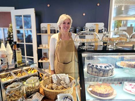 Myyjä Kirsi Aaltonen työskentelee Valkeakosken keskustaan avautuneessa Good Mood -kahvilassa. Myös kahvilan yrittäjän, entisen apteekkarin Seija Kivimäen, voi tavata asiakaspalvelussa.