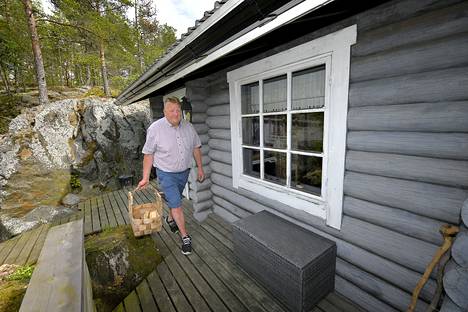 Sauna lämpenee niin usein kuin mahdollista, kertoo Tomi Ojanen. Tontille nousi uusi asuinrakennus, mutta vanha sauna palvelee vielä hyvin. Kuva: Juha Sinisalo