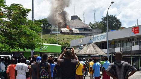 Marraskuun 25. päivänä rakennus syttyi palamaan Salomonsaarilla mellakoinnin seurauksena. Nyt Uusi-Seelanti lähettää rauhanturvaajia saarille.