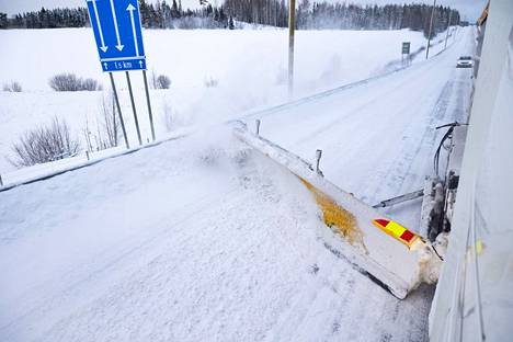 Lumiseen keliin saa varautua tänään Pirkanmaalla iltaan saakka. Ajokeli on huono lumi- ja räntäsateen sekä sään lauhtumisen vuoksi. Kuvassa aurataan valtatie 12:lla Nokian ja Sastamalan välillä tammikuussa 2022.