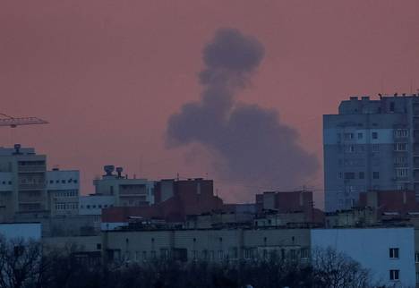 Ukrainan pääkaupungista Kiovasta nousi savua pommitusten jälkeen 25. maaliskuuta.