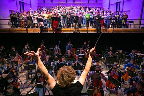Aamulehti kuvasi kapellimestari Santtu-Matias Rouvalin harjoittelemassa Verdin Requiemia Tampere Filharmonian ja Filharmonisen kuoron kanssa Tampere-talossa kesäkuussa 2021.
