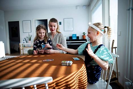 Reeta Jääskeläinen muutti miehensä ja kahden tyttärensä kanssa vuokralle upouuteen, saunalliseen kerrostalokolmioon Tampereen Niemenrantaan tammikuussa 2020. Äidin sylissä kuusivuotias Alva ja oikealla viisivuotias Mila.