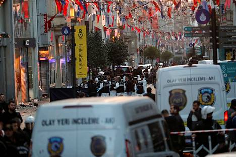Paikalla oli kymmeniä poliiseita ja pelastuslaitoksen henkilöstöä miljoonakaupunki Istanbulin keskustassa sen jälkeen, kun alueella räjähti voimakkaasti 13. marraskuuta. Syytä ei heti tiedetty.