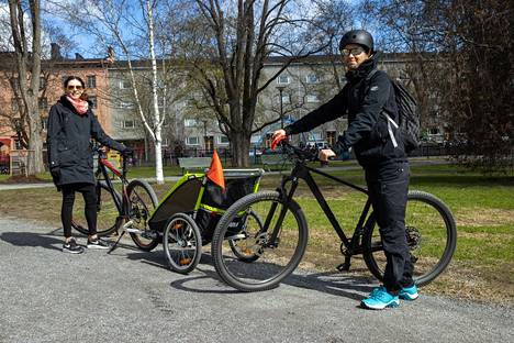Sorsapuistossa sunnuntaina vierailleen Katja ja Ville Malisen mielestä kaupungissa on helpompi liikkua pyörällä kuin autolla. Pyöräilyn etuna autoiluun nähden on heidän mukaansa esimerkiksi siitä saatava hyötyliikunta.