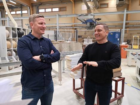 Finnmirrorin toimitusjohtaja Aleksi Pälä (vasemmalla) ja tuotantojohtaja Tuomas Pälä esittelevät Vinkissä pitkälle automatisoituja tuotantotiloja, joissa peilikaapistojen puuosat sahataan mittatilausten mukaan millilleen oikeankokoisiksi asiakkaan tahdon mukaan.