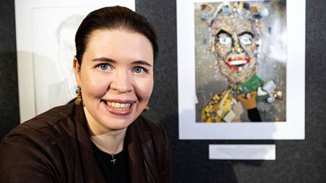 Anna Kontula kuvattiin helmikuussa eduskunnan kirjastossa esillä olleessa  Kansanedustajat kuvataidekoululaisten silmin -näyttelyssä. 