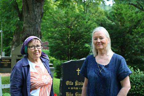 Myös Raakel Henttosen ja Anja Kuopan läheisiä on haudattu Janakkalan hautausmaalle. 