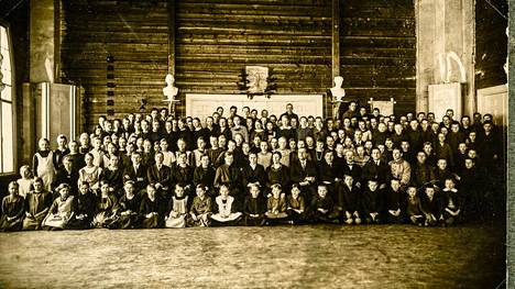 Jämsän yhteiskoulun ja maanviljelyslyseon oppilaat ja opettajat vuonna 1922. 