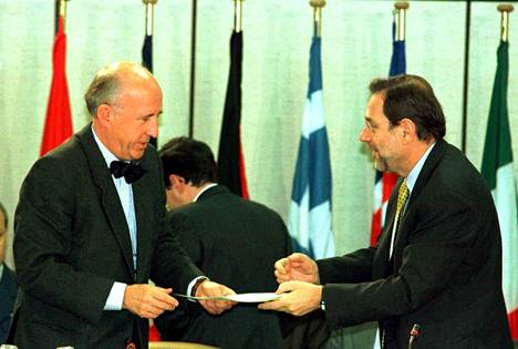 Suomen ensimmäinen Nato suurlähettiläs Leif Blomqvist (vas.) ja Naton pääsihteeri Javier Solana Brysselissä marraskuussa 1997.
