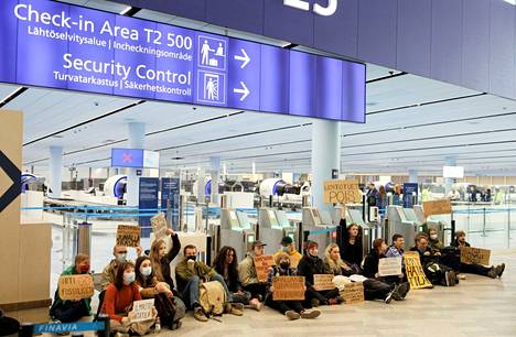 Elokapinan mielenosoittajat estivät kulun turvaporteista turvatarkastukseen terminaalissa T2. Paikalla oli myös tukimielenosoitus lentokentän ulkopuolella.