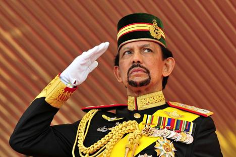 Brunein sulttaani Hassanal Bolkiah tervehti kunniakomppaniaan omilla 65-vuotispäivillään Bandar Seri Begawanissa vuonna 2011.