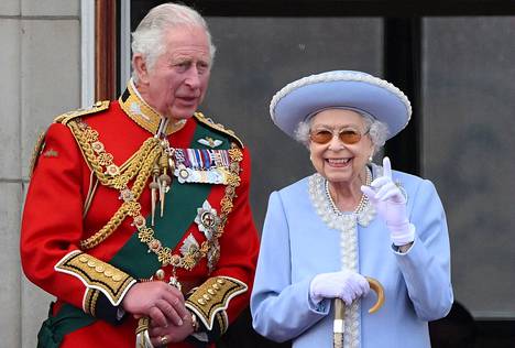 Kuningatar Elisabet hymyili  Buckinghamin palatsin parvekkeella 2. kesäkuuta. Kuningattaren vierellä seisoo hänen vanhin poikansa prinssi Charles. Kuningattaren kuoltua Charles nousee Britannian kuninkaaksi.