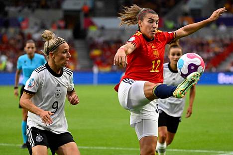 Suomen naisten jalkapallomaajoukkueen pelit EM-lopputurnauksessa päättyvät alkulohkoon. Sinetti tuli, kun Saksa voitti lohkon myöhäispelissä Espanjan 2–0. 