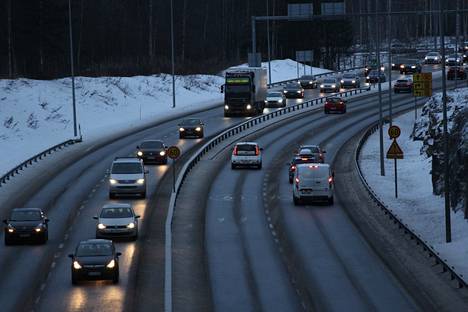 Poliisi valvoo tiellä liikkujia koko Suomessa. Kuva on helmikuulta.