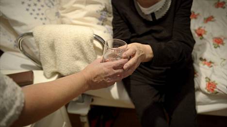 Tuoreen kyselyn mukaan moni ikäihminen kokee hoitopalvelut luvattoman heikkolaatuisiksi. Hoitaja ja vanhus kuvattiin Valtaalla joulukuussa 2014.