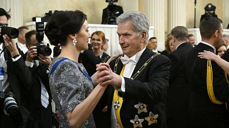 Tasavallan presidentti Sauli Niinistö ja rouva Jenni Haukio tanssivat itsenäisyyspäivän Linnan juhlissa tiistaina 6. joulukuuta.