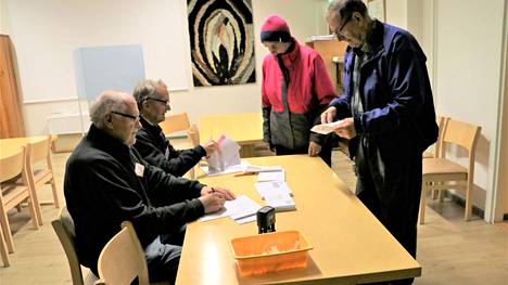 Vaalivirkailijat Olavi Kivioja ja Raimo Saarinen palvelivat tiistaina ennakkoäänestämään tulleita Sinikka ja Erkki Ilmaria seurakuntatalon äänestyspaikalla.