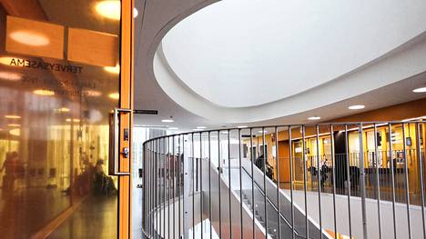 Tampereen Tipotien terveysaseman vastaanottoaula sijaitsee rakennuksen viidessä kerroksessa aivan pääovien vieressä. Istumapaikkoja on ympäri aulaa ja hoidontarpeen arviointi aulan toisella puolella. 