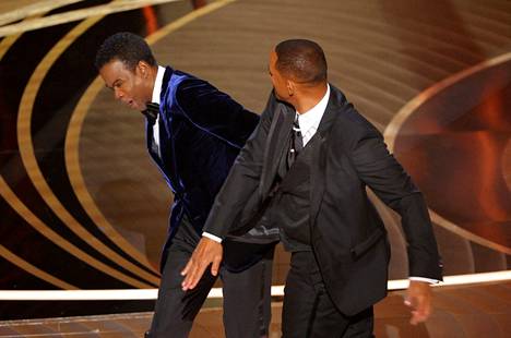 Näyttelijä Will Smith (oikealle) löi koomikko Chris Rockia Oscar-gaalan lavalla. 