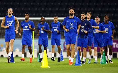 Olivier Giroud (oik.) ja Ranskan joukkue verryttelemässä Qatarissa.