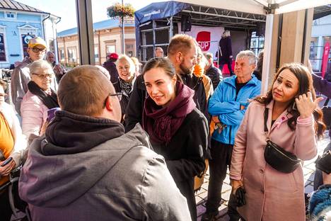 Pääministeri Sanna Marin keräsi viime viikolla runsaan yleisön Rauman torille. Vakavasisältöistä puhetta kuunneltiin ilmeet peruslukemilla.