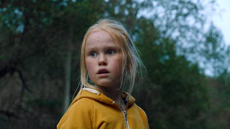 Ida (Rakel Lenora Fløttum) saa uusia leikkikavereita The Innocents -elokuvassa.