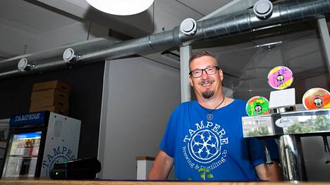 ”Nyt koko tuotanto on viimein omissa käsissä”, sanoo Tampere Brewing & Distilling -yhtiön olut- ja maistelumestari Mika Pirinen. Hänet kuvattiin yhtiön uuden panimo-tislaamon ja maisteluravintolan tiskin takana keskiviikkona 13. heinäkuuta.